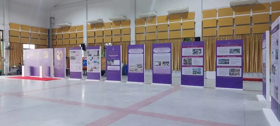 บอร์ดนิทรรศการวิชาการเรียงแถวในฮอลล์ มุมกว้าง
