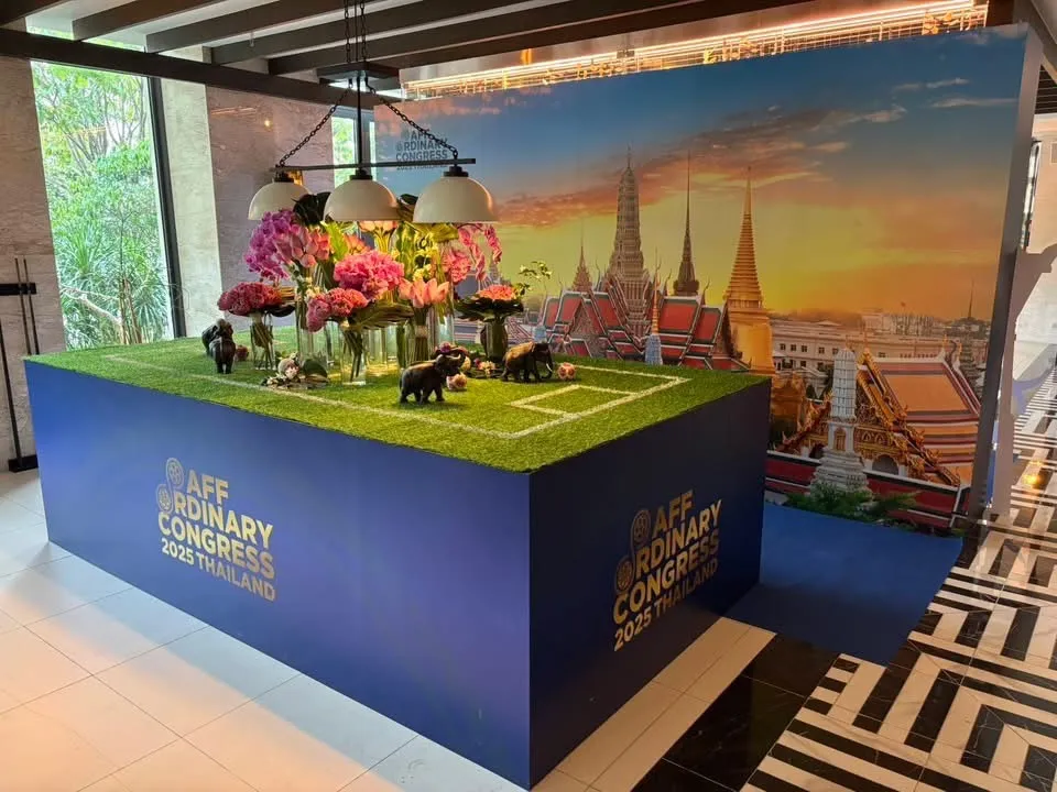 โต๊ะตกแต่งพื้นหญ้าเทียมพร้อมช้างจำลองและภาพพระบรมมหาราชวัง งาน AFF Ordinary Congress 2025