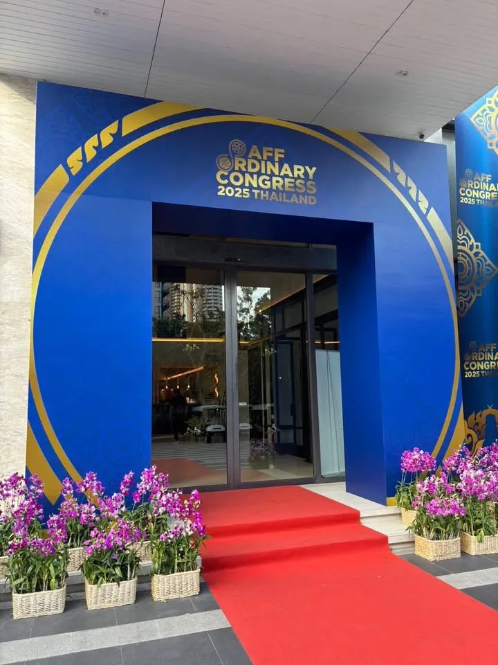 ซุ้มทางเข้างาน AFF Ordinary Congress 2025 ประดับดอกไม้และพรมแดง