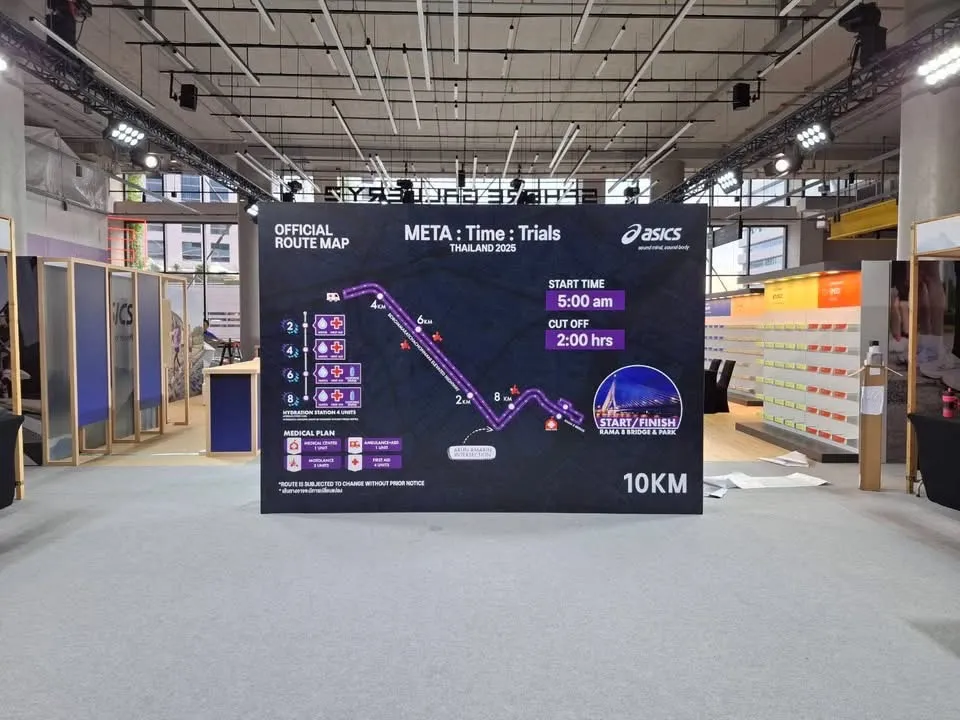 ลู่วิ่งจำลองในฮอลล์งานแสดงสินค้า ASICS พร้อมภาพกราฟิกนักวิ่งขนาดใหญ่