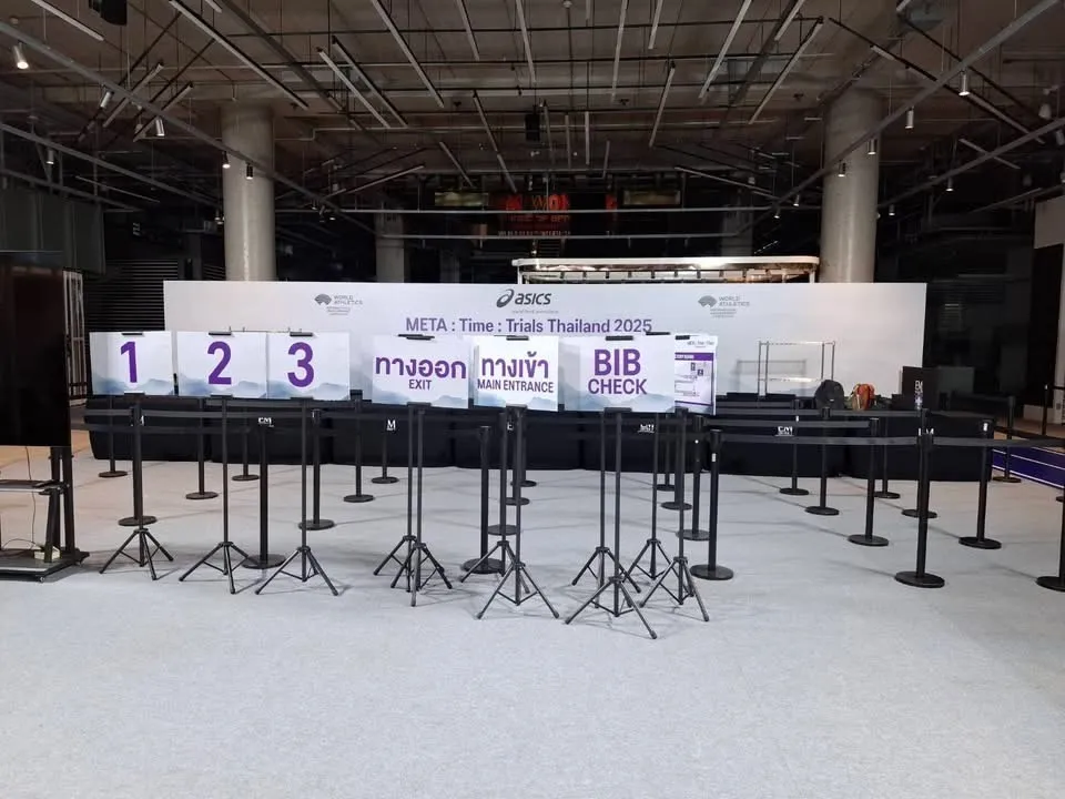 ป้ายบอกทางเข้า-ออกและจุดตรวจบิบ งาน META : Time : Trials Thailand 2025 บูธ ASICS