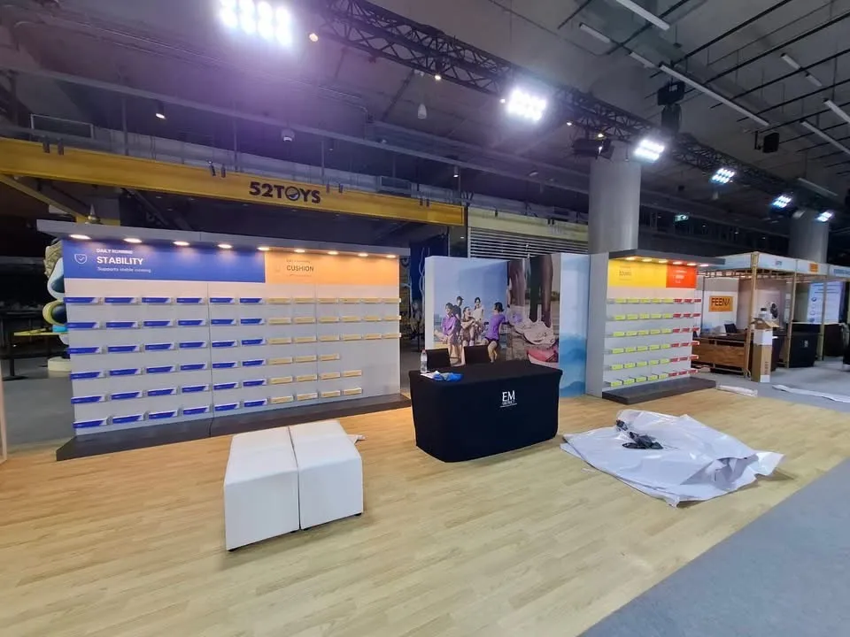 ผนังจัดแสดงสินค้ารองเท้า ASICS หมวด STABILITY และ CUSHION ในฮอลล์งานแสดงสินค้า