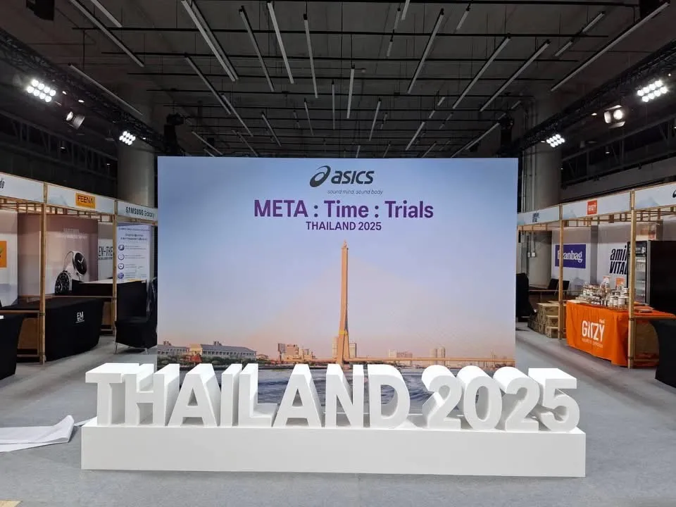 ตัวอักษร THAILAND 2025 หน้าแบ็คดรอปสะพานพระราม 8 งาน META : Time : Trials บูธ ASICS