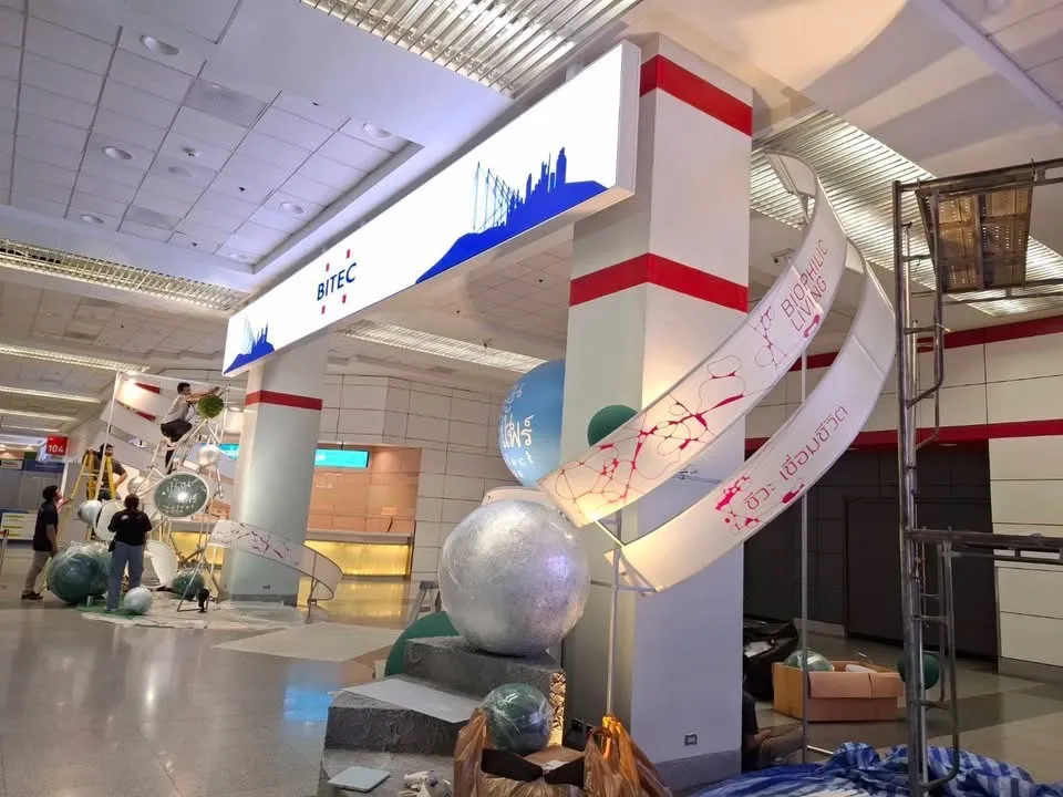 งานตกแต่งเสาและป้ายไฟล็อบบี้ BITEC ธีม Biophilic Living