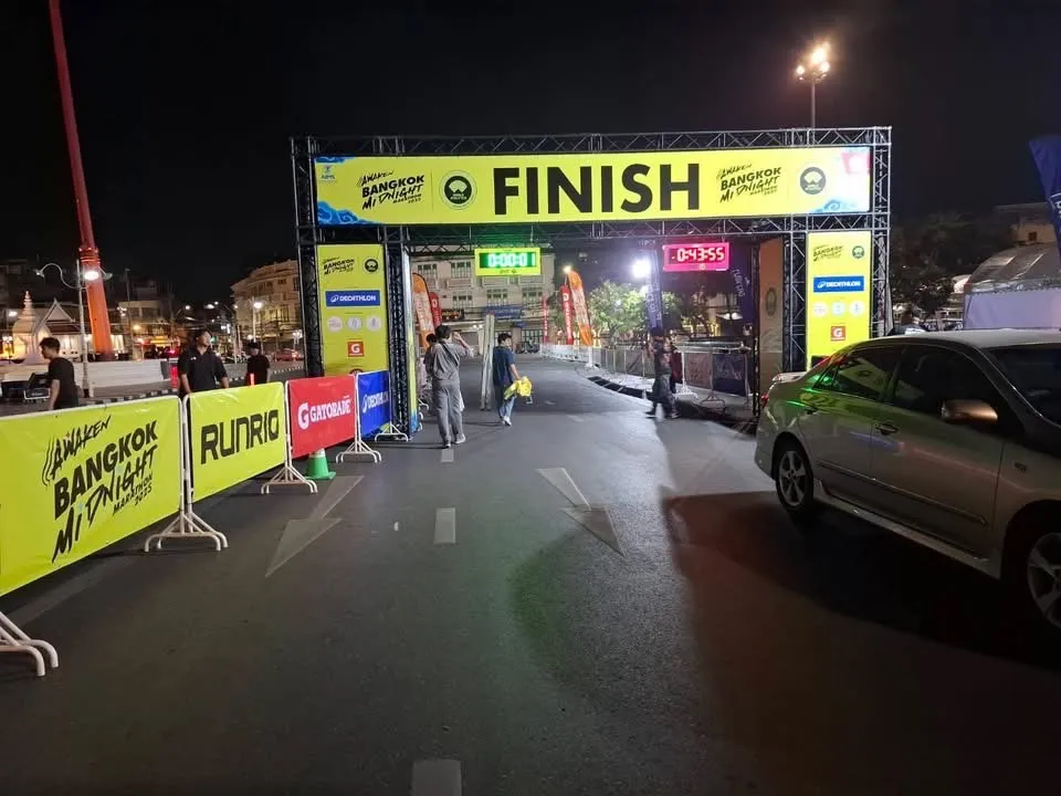 ซุ้ม FINISH งาน Bangkok Midnight Marathon มุมมองจากถนน