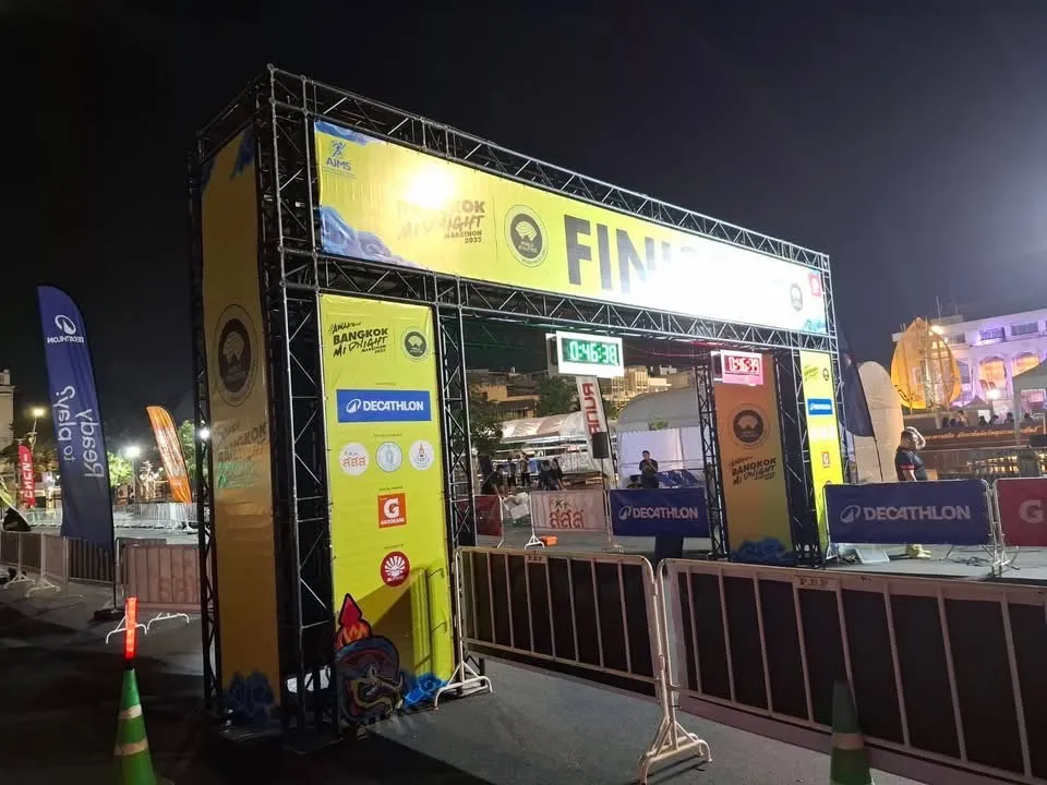 ซุ้ม FINISH พร้อมจอนาฬิกาจับเวลาและป้ายสปอนเซอร์ Decathlon งาน Bangkok Midnight Marathon
