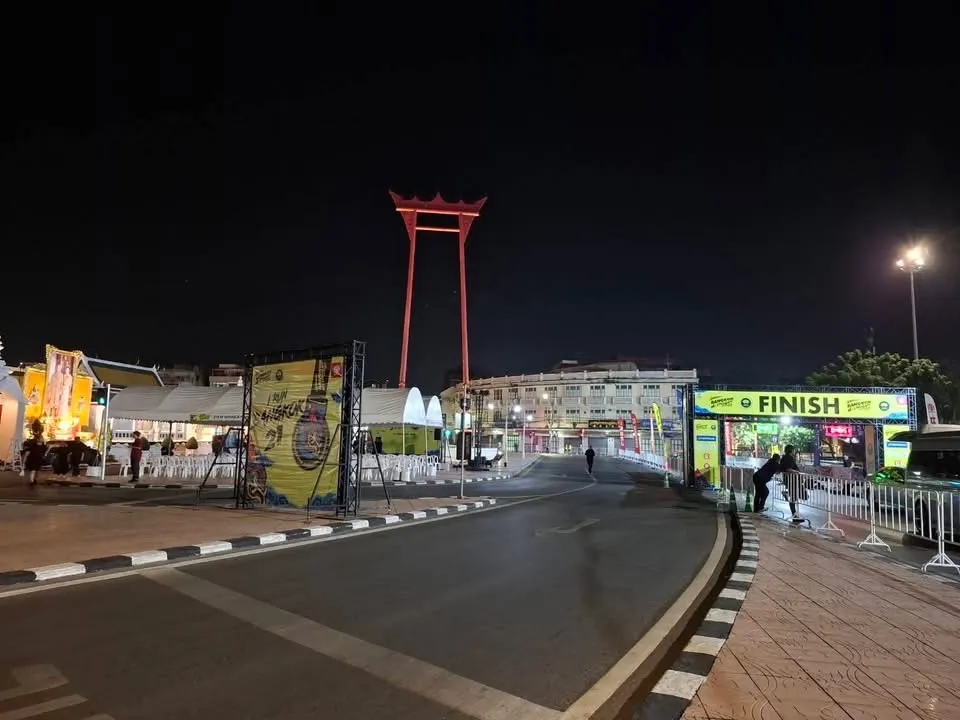 ซุ้ม FINISH และเสาชิงช้ายามค่ำคืน งาน Bangkok Midnight Marathon