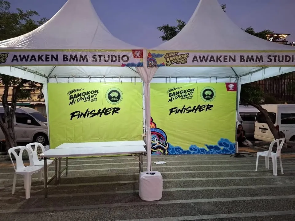 เต็นท์ Awaken BMM Studio พร้อมแบ็คดรอป Finisher งาน Bangkok Midnight Marathon