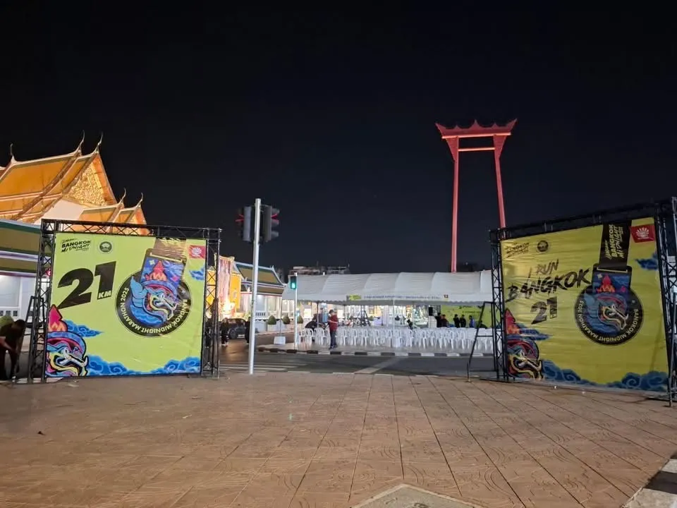ซุ้มป้ายงานวิ่งบริเวณเสาชิงช้ายามค่ำคืน