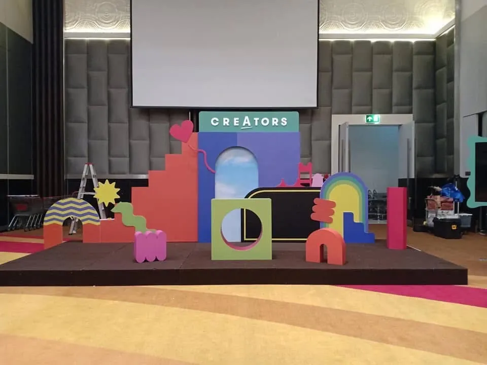 ฉากเวที Creators ทรงเรขาคณิตสีสันสดใส