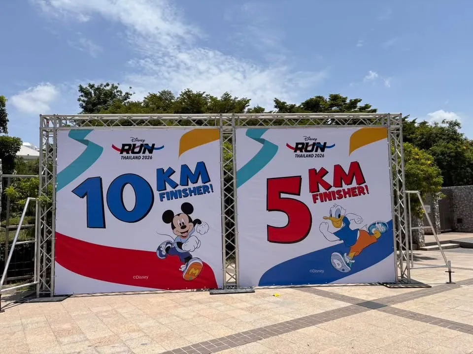 ป้าย 10KM และ 5KM Finisher งาน Disney RUN Thailand 2026