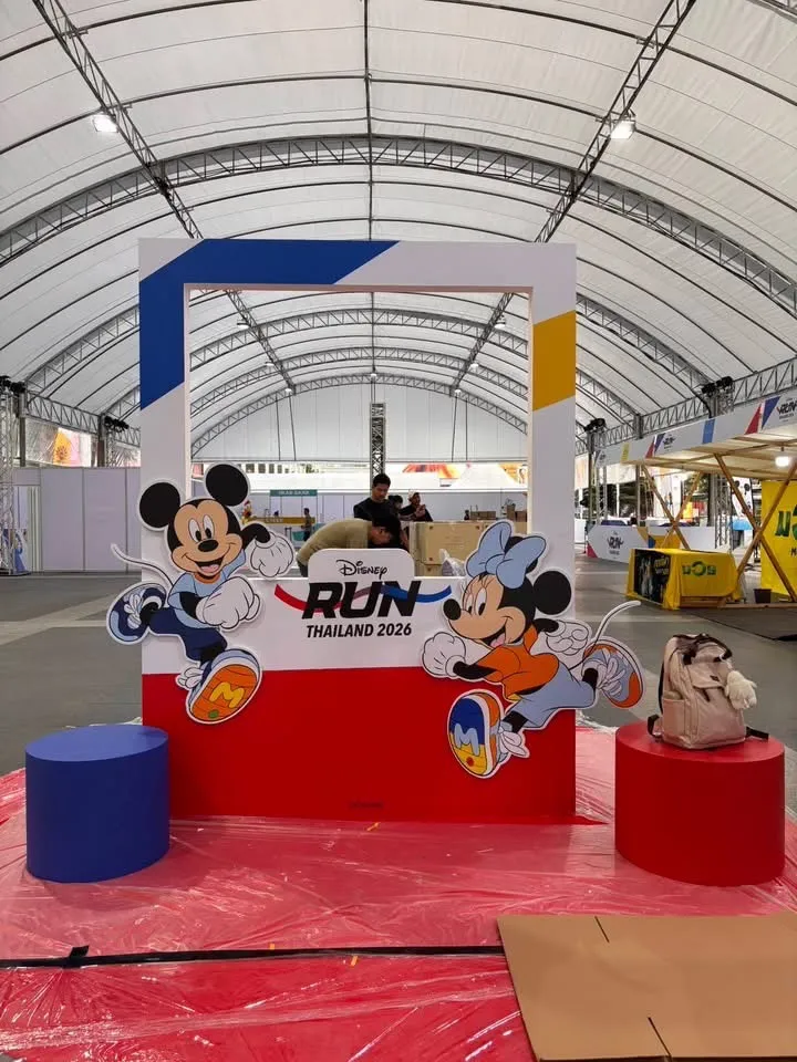 เฟรมถ่ายภาพตัวการ์ตูน Mickey และ Minnie งาน Disney Run