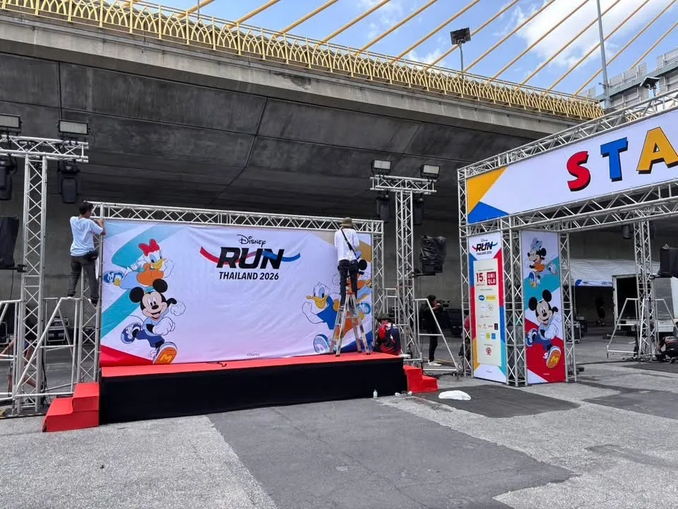 ซุ้ม START งาน Disney Run Thailand 2026 ระหว่างขั้นตอนติดตั้งใต้ทางด่วน