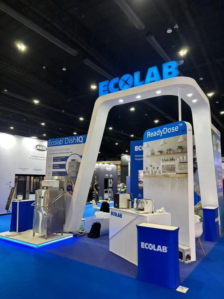 ป้าย Ecolab DishIQ พร้อมเครื่องล้างจานอัจฉริยะตัวจริงในบูธแสดงสินค้า