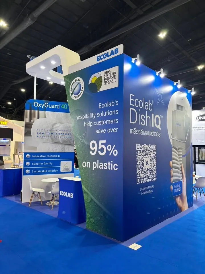 บูธ Ecolab DishIQ พร้อมกราฟิกขนาดใหญ่และซุ้มโค้ง