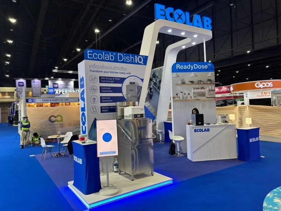 เคาน์เตอร์ ReadyDose พร้อมป้ายซุ้มโค้ง ECOLAB บูธแสดงสินค้า Ecolab
