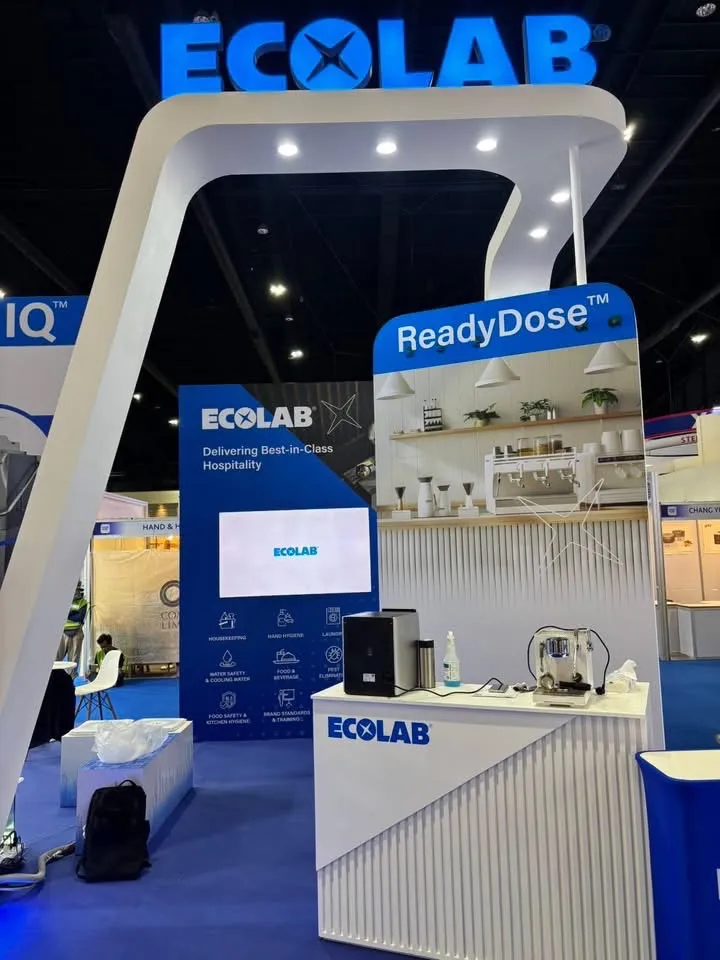 บูธ Ecolab ReadyDose พร้อมเคาน์เตอร์สาธิตสินค้า