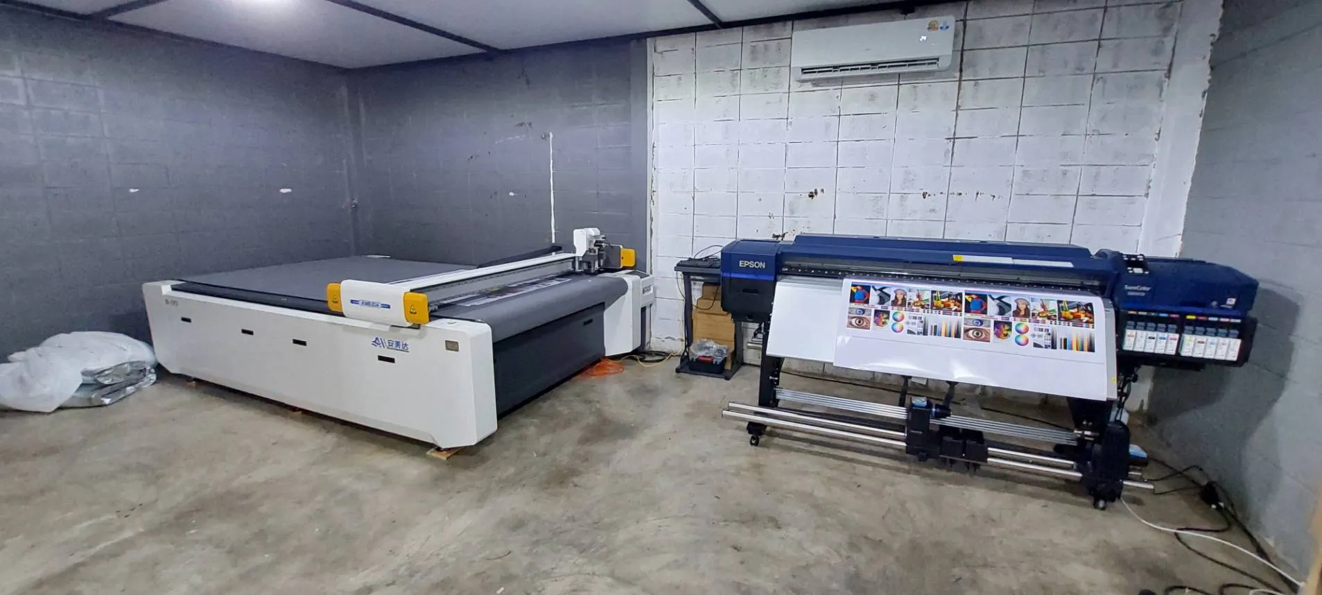 เครื่องพิมพ์ Epson และเครื่องตัดฟลัทเบดในสตูดิโอ