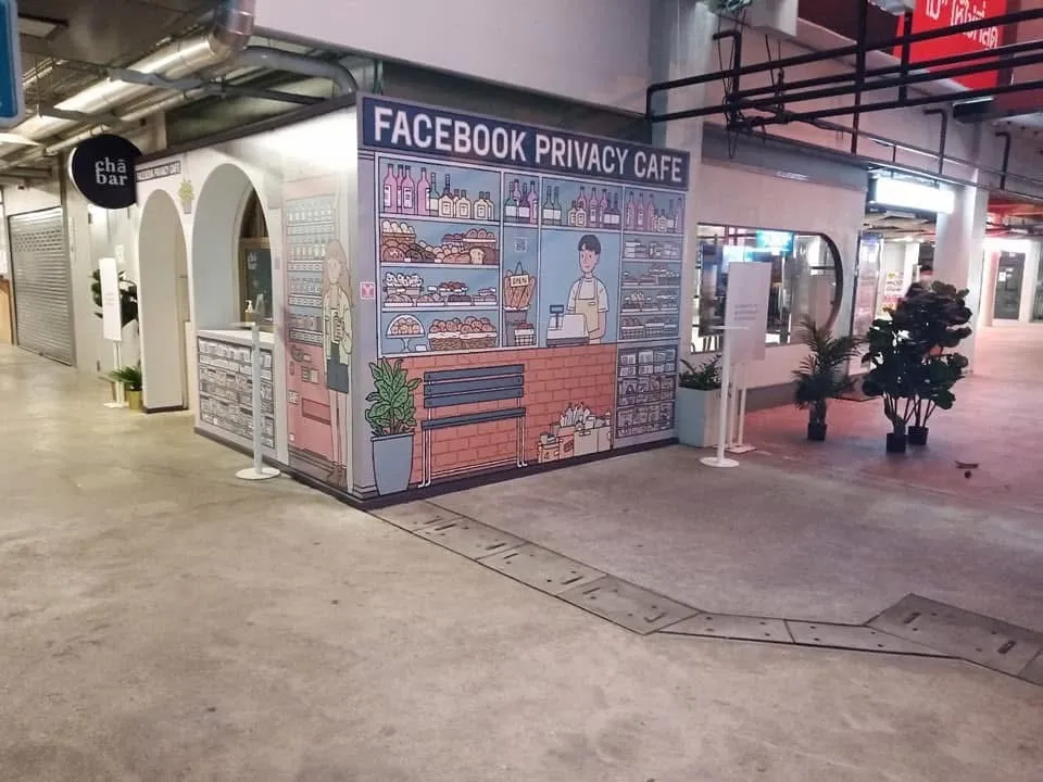 มุมมองกว้างหน้าร้านป็อปอัพ Facebook Privacy Cafe ในห้างสรรพสินค้า