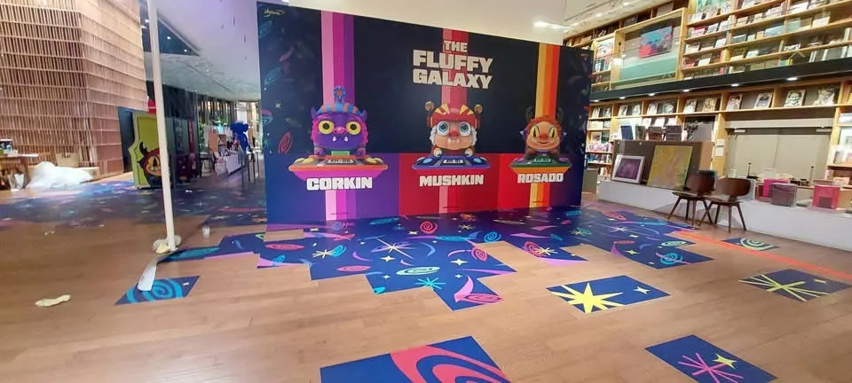 แบ็คดรอปตัวละคร Corkin, Mushkin และ Rosado แคมเปญ The Fluffy Galaxy พร้อมพื้นลายดาว