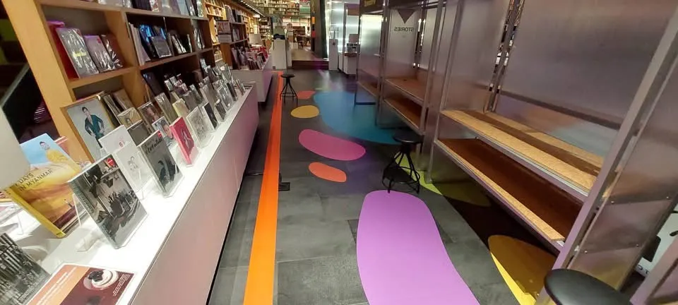 พื้นลายกราฟิกสีสันสดใสโซน The Fluffy Galaxy ในร้านหนังสือ