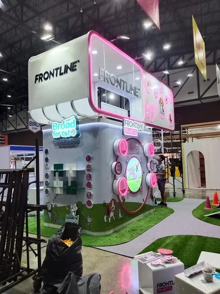 บูธ Frontline ไฟ LED สีชมพูมองจากด้านล่าง