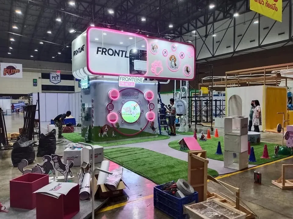 บูธ Frontline สองชั้นมุมกว้าง พร้อมพื้นหญ้าเทียม