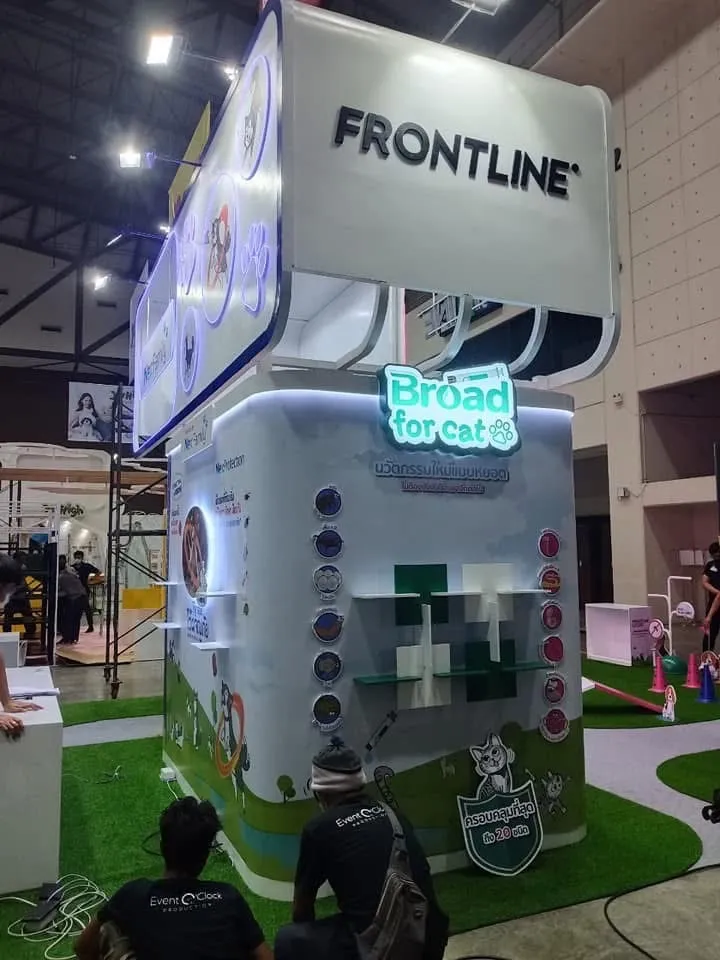 บูธ Frontline Broad for Cat ไฟ LED โค้ง