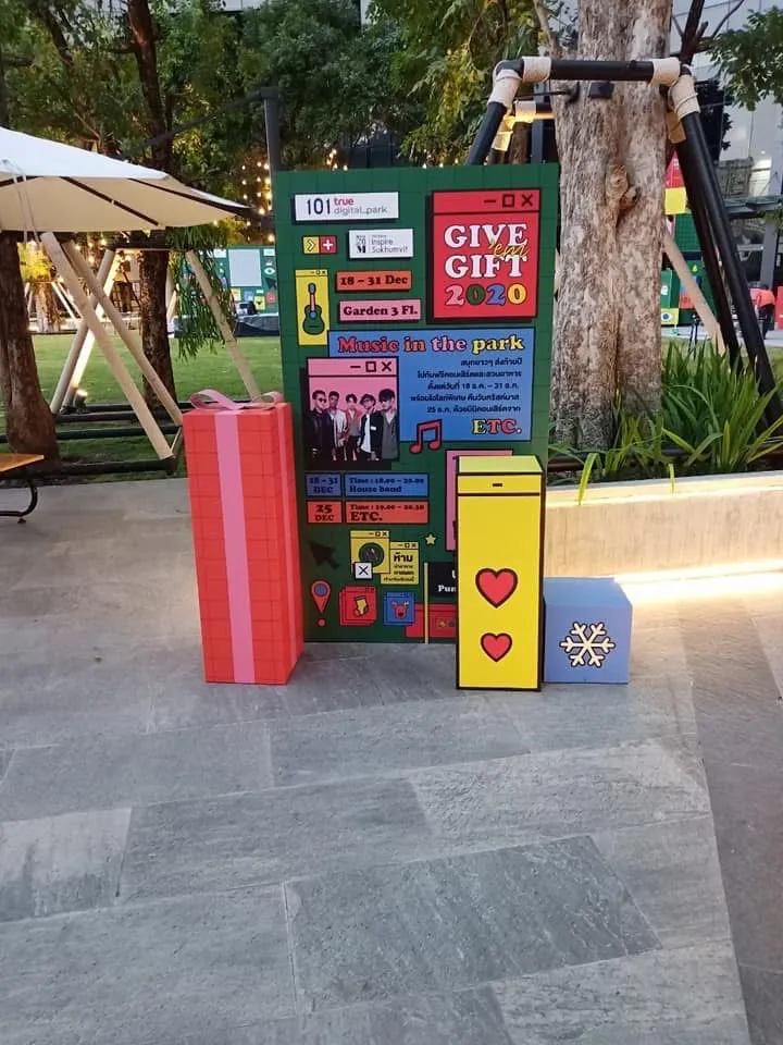ป้าย Give 'em Gift 2020 อีกจุดหนึ่งหน้าอาคาร True Digital Park ยามเย็น