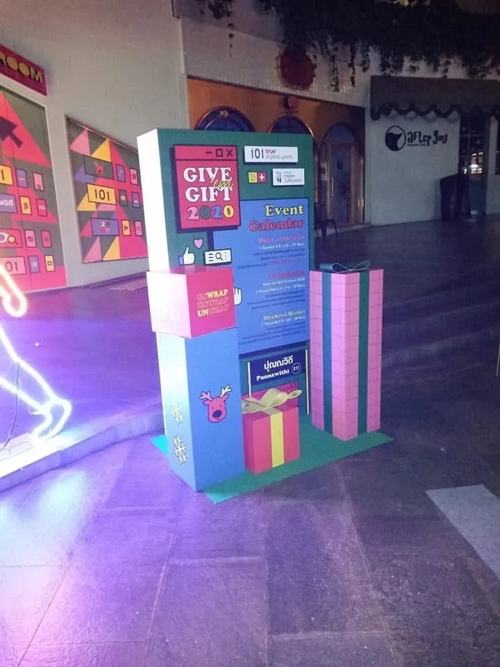ป้าย Give 'em Gift 2020 หน้าอาคารประดับไฟนีออนยามค่ำคืน