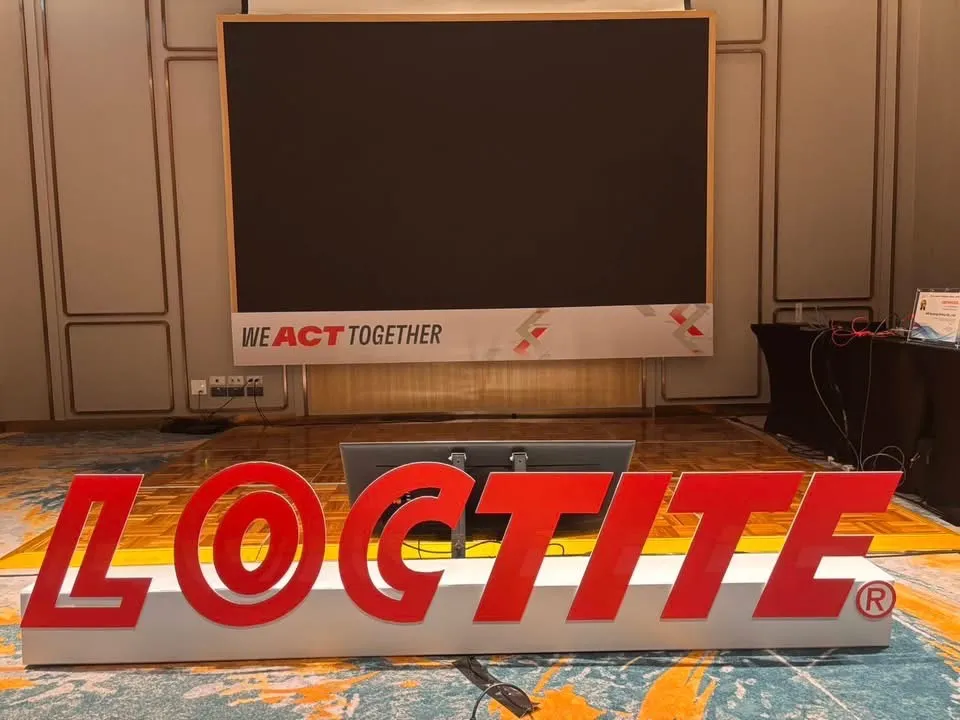ป้ายไฟกล่องโลโก้ Loctite หน้าเวทีงาน Henkel ACM Exhibition Showcase 2026