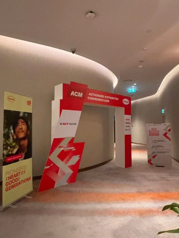 ซุ้มงาน Henkel ACM พร้อมป้ายไวนิล Henkel Pioneers at Heart ด้านข้าง