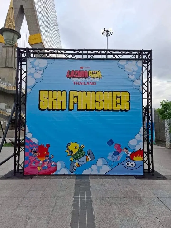 ป้ายซุ้ม 5KM Finisher งาน Lazada Run Thailand มุมใกล้พร้อมท้องฟ้า