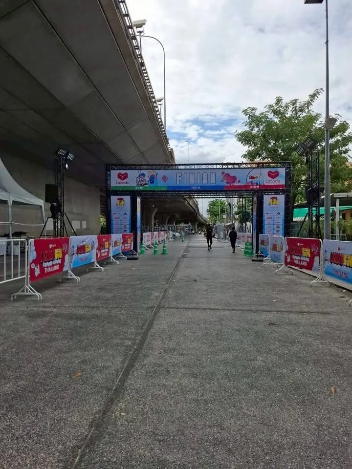 ซุ้มเส้นชัย Finish งาน Lazada Run Thailand ทอดยาวตลอดถนนใต้สะพาน