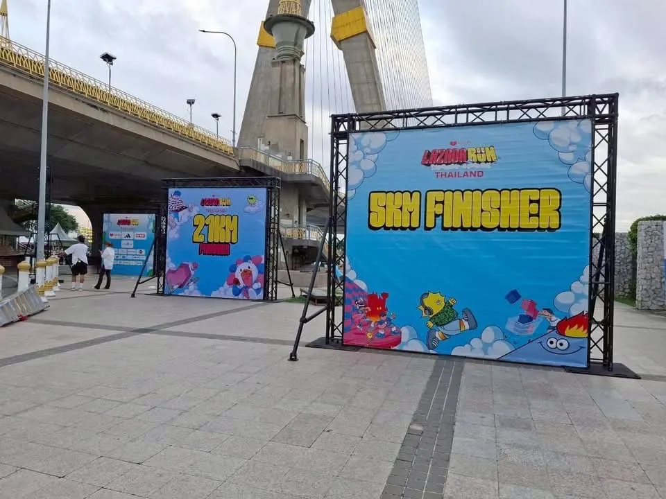 ป้ายซุ้ม Finisher 21KM และ 5KM งาน Lazada Run Thailand บริเวณสะพานพระราม 8