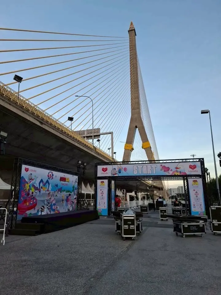 ซุ้ม Start งาน Lazada Run Thailand บริเวณสะพานพระราม 8 ยามเช้า