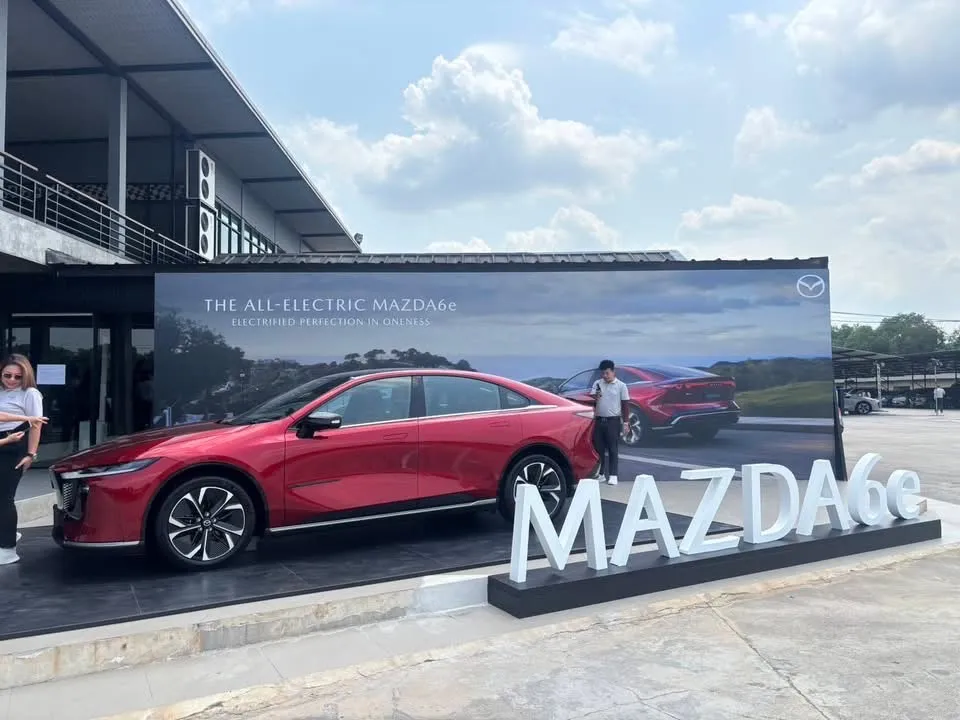 ผนังแบนเนอร์ MAZDA6e พร้อมตัวอักษรสามมิติ