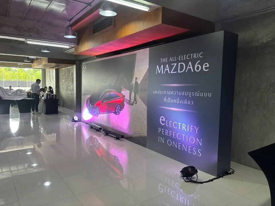โซนต้อนรับแขกในงานเปิดตัว MAZDA6e พร้อมผนังไลท์บ็อกซ์โดยรอบ