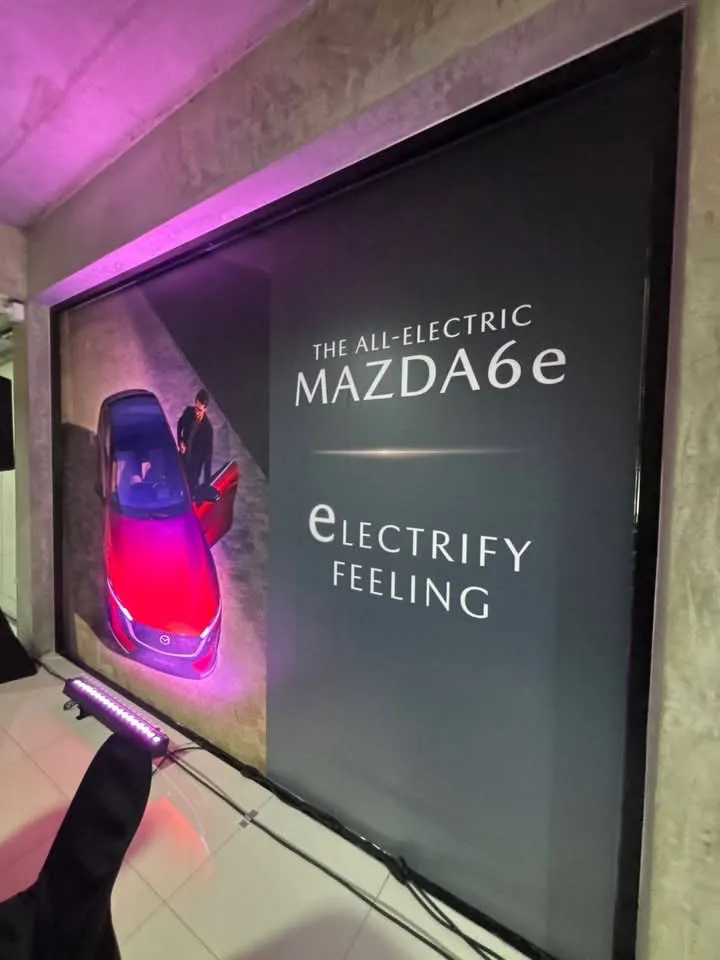 ผนังไลท์บ็อกซ์ Electrify Feeling ของ MAZDA6e