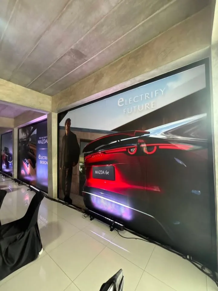 ผนังไลท์บ็อกซ์ Electrify Future มุมท้ายรถ MAZDA6e