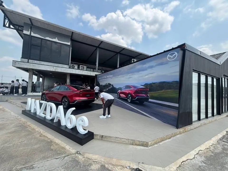 อาคารจัดแสดง MAZDA6e พร้อมรถจริงในงานเปิดตัว