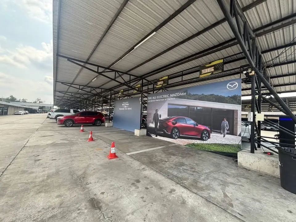 โซน Premiere Test Drive กลางแจ้งพร้อมรถ MAZDA6e เรียงแถวใต้หลังคาคลุม