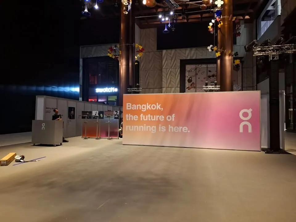 ป้ายไฟ On Running "Bangkok, the future of running is here"