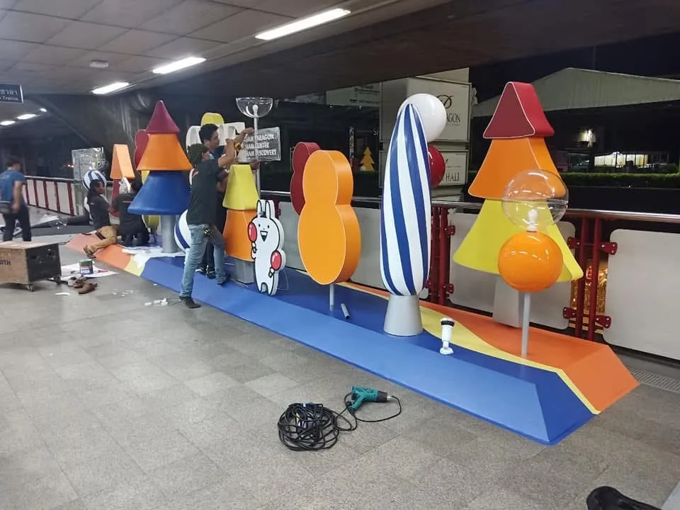 งานตกแต่งเทศกาลบริเวณทางเชื่อมสถานีรถไฟฟ้า ONE SIAM