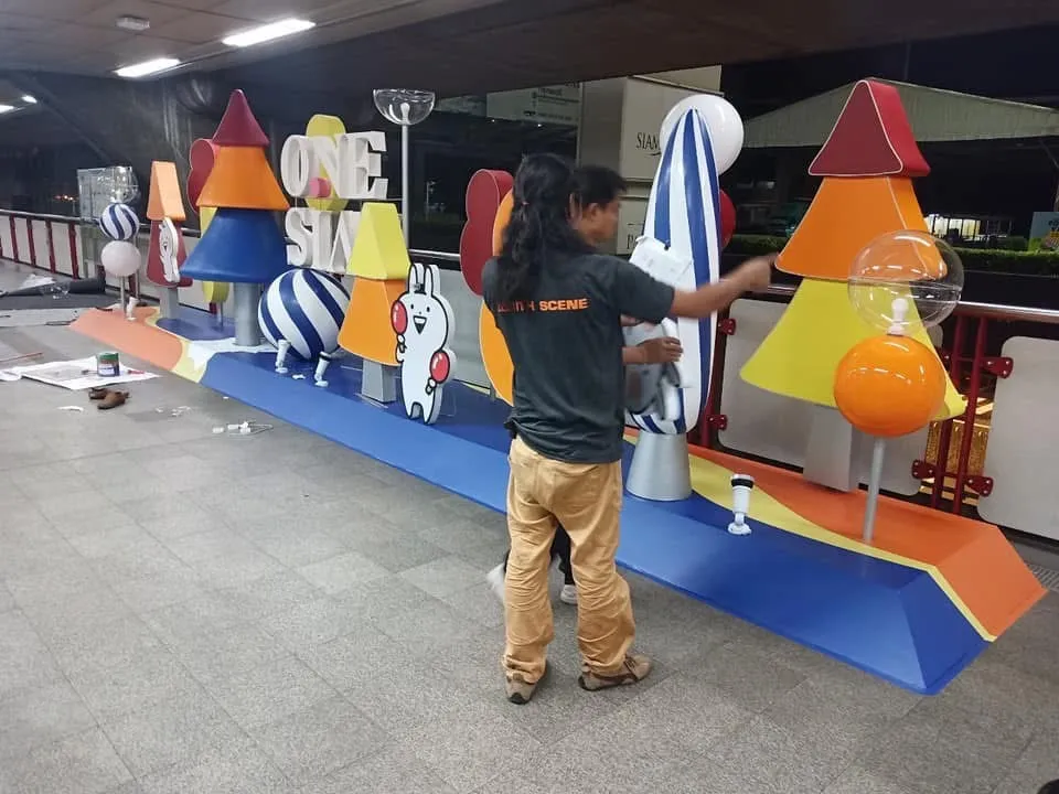 ทีมช่างกำลังติดตั้งงานตกแต่งเทศกาล ONE SIAM ช่วงกลางคืน