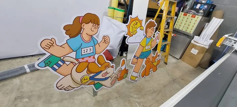 ป้ายคัตเอาต์ตัวการ์ตูนนักวิ่งงาน PAWER Mahrathon ระหว่างการผลิต