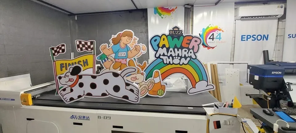ป้ายคัตเอาต์งาน PAWER Mahrathon บนโต๊ะเครื่องพิมพ์ที่ 44 Print Studio