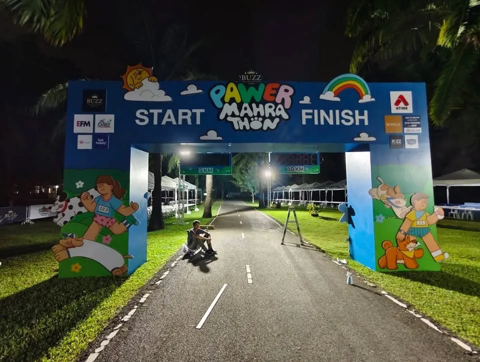 ซุ้ม Start-Finish ธีมสัตว์เลี้ยงงาน PAWER Mahrathon ยามค่ำคืน