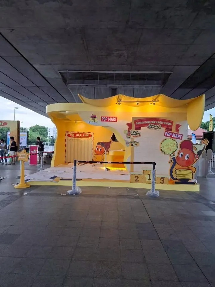 บูธ POP MART ใต้สะพานทางด่วน งาน Run Amazing Thailand