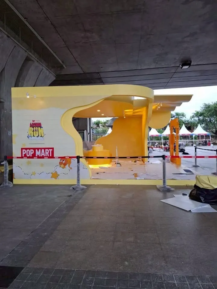 บูธ POP MART มุมข้างพร้อมโลโก้ Lazada Run งาน Run Amazing Thailand